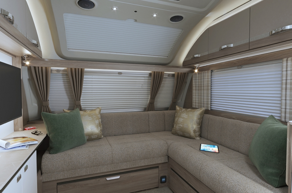INT Challenger 650 L Front Lounge Night SWIFT2